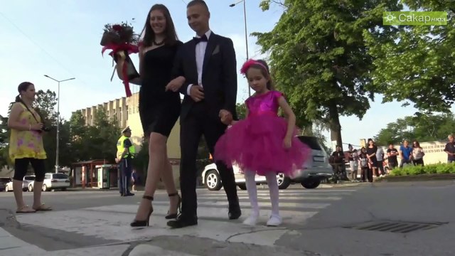 Абитуриенти показват тоалетите си