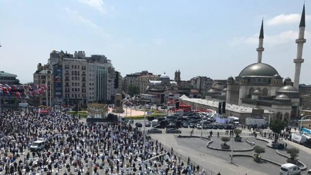 Tarihi açılış! Taksim Camii'nde ilk cuma namazı kılındı