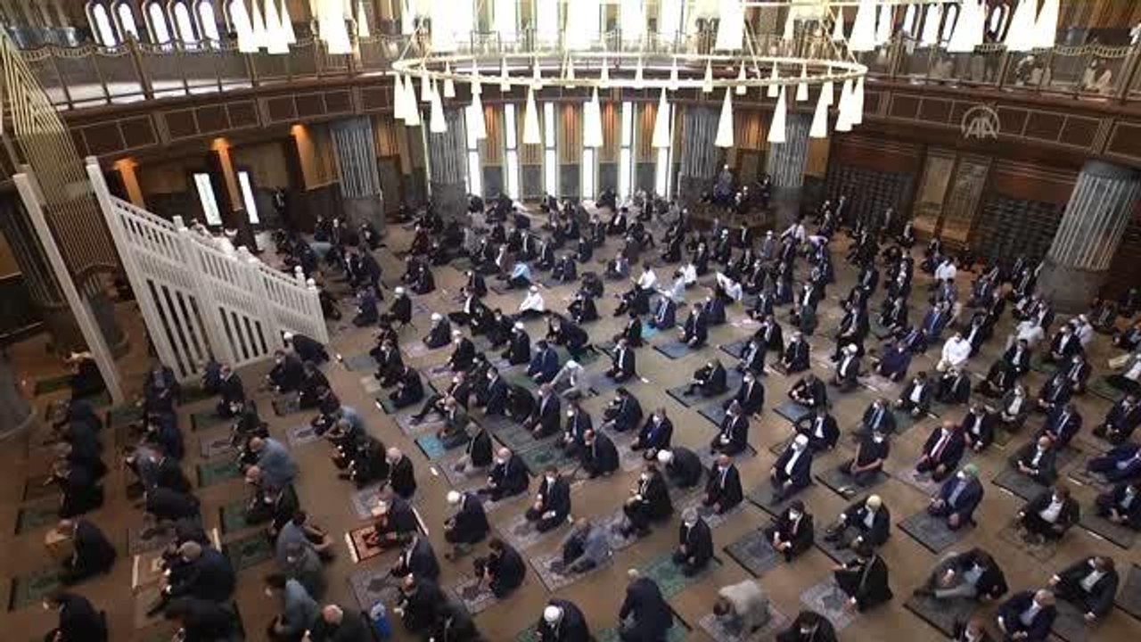 Taksim Camii kılınan ilk cuma namazı ile ibadete açıldı