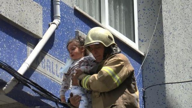 Son dakika haberleri... TELEVİZYONDAN ÇIKAN YANGINDA MAHSUR KALAN 12 KİŞİYİ, İTFAİYE KURTARDI