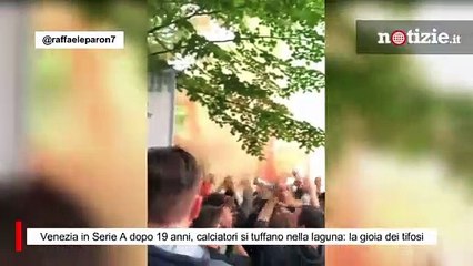 Venezia in Serie A dopo 19 anni, calciatori si tuffano nella laguna: la gioia dei tifosi