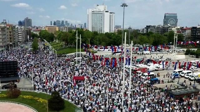 İSTANBUL - Taksim Camii kılınan ilk cuma namazı ile ibadete açıldı
