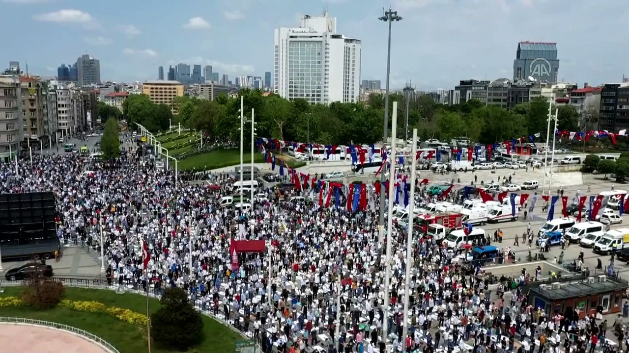 İSTANBUL - Taksim Camii kılınan ilk cuma namazı ile ibadete açıldı