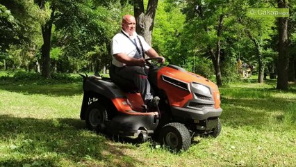 Кметът на Тополовград Божин Божинов коси в парка