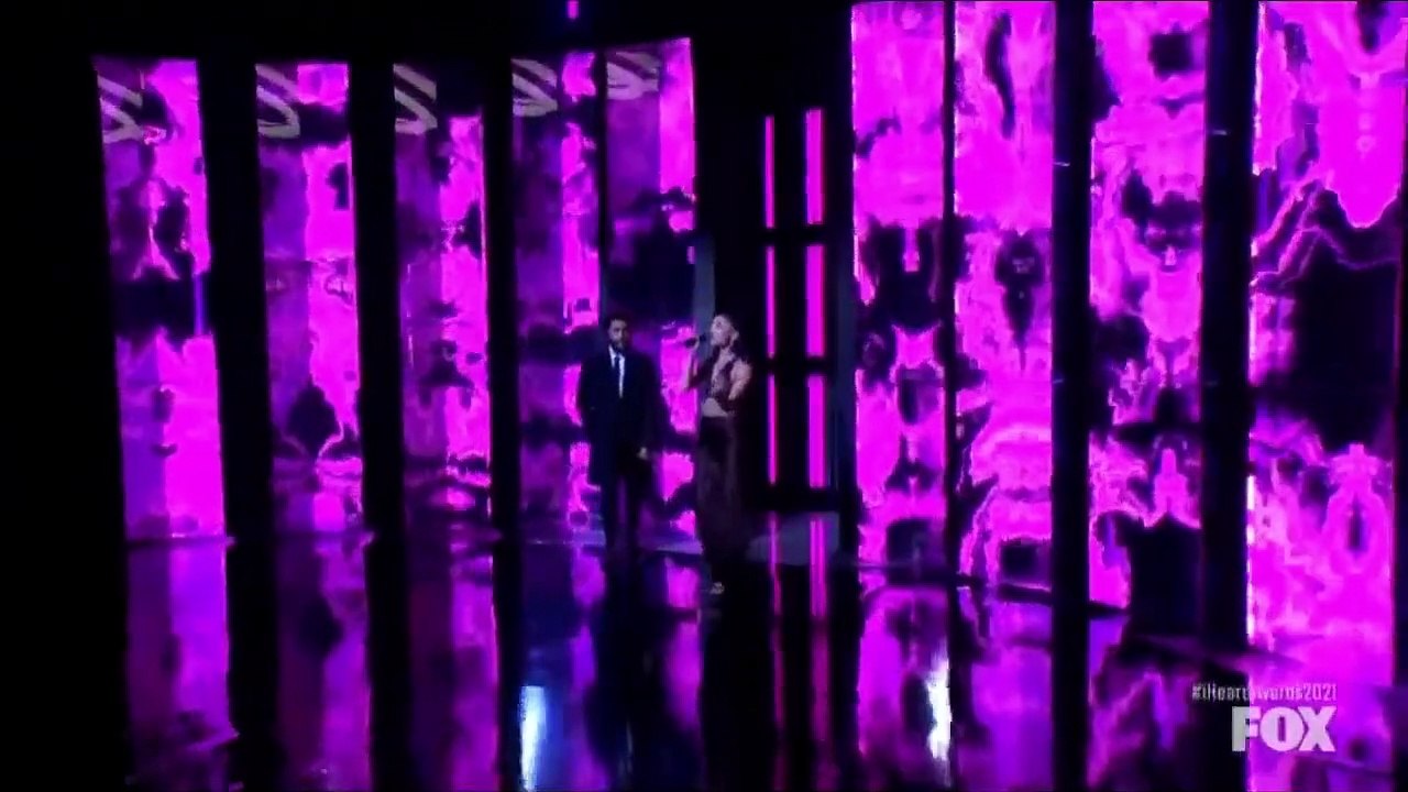 The Weeknd et Ariana Grande chantent "Save Your Tears" aux iHeartRadio Music Award