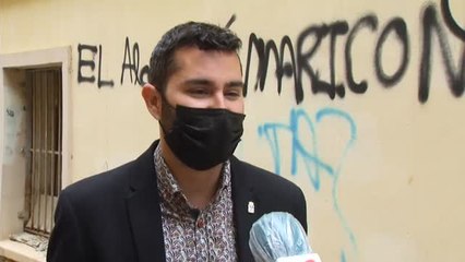 La respuesta ejemplar de un alcalde ante una pintada homófoba contra él