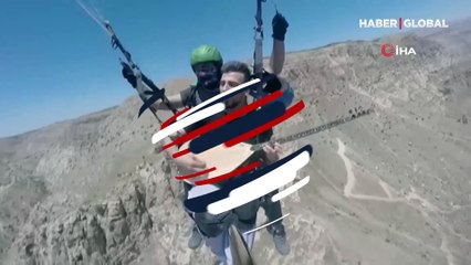 Gökyüzünde bağlama çalıp şarkı söyledi