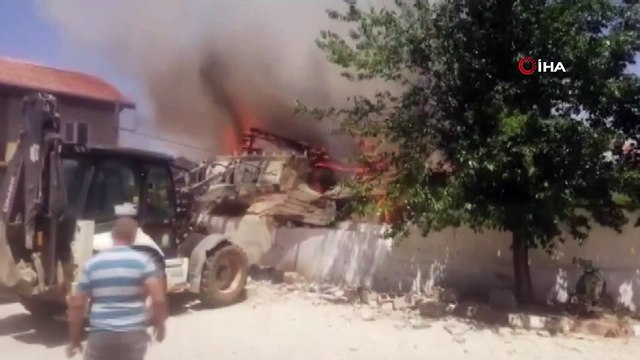 Cuma vakti camiden yükselen dumanlar paniğe neden oldu