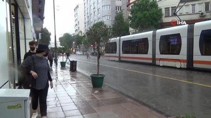 Eskişehir'de aniden başlayan sağanak yağmur hayatı felç etti