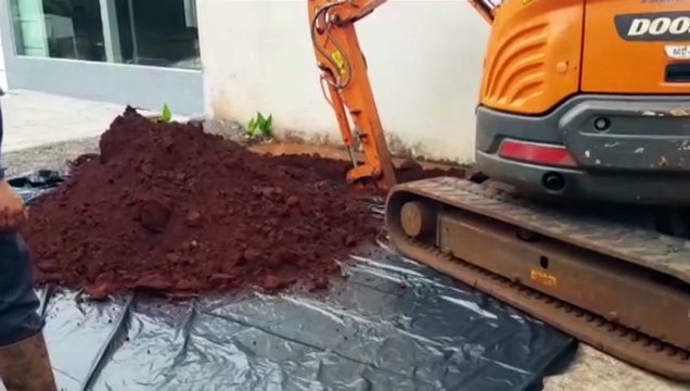 Moradores do Turisparque são pegos de surpresa com obras da Sanepar e reclamam da destruição em frente residências