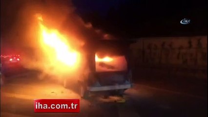 Köprü girişinde minibüs alev alev yandı