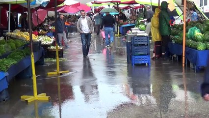 Altyapı sorunu olan caddede pazar esnafının yağmur çilesi