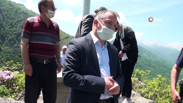 Şehitlerin hatırasına köyün zirvesine Türk Bayrağı diktiler