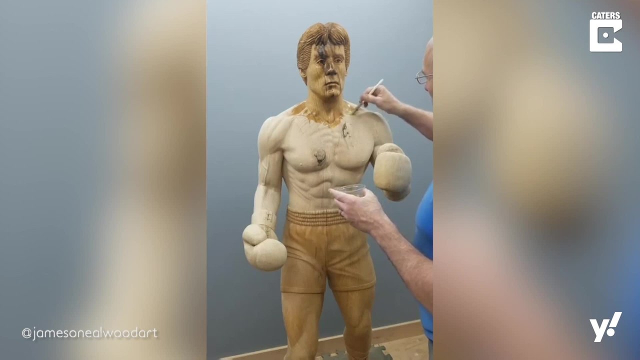 Lebensgroße Holzskulpturen von Sportikonen