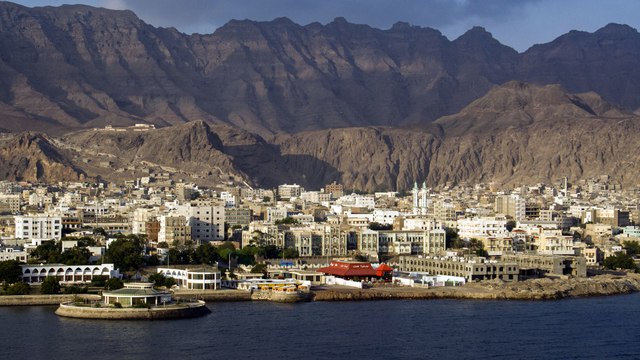 انقطاع الكهرباء ونقص الوقود والمياه يزيد من تردي الأوضاع المعيشية في عدن