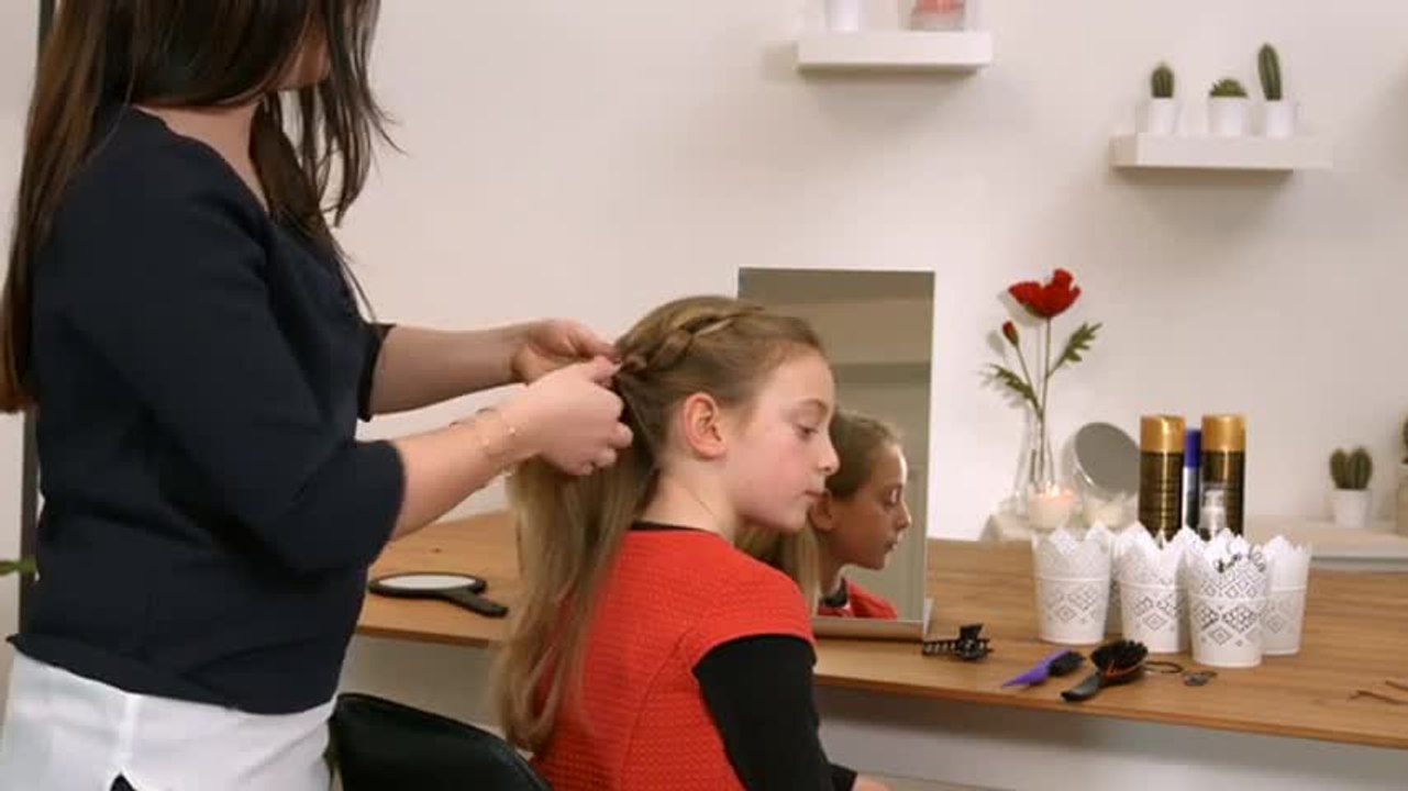 Coiffure avec des noeuds