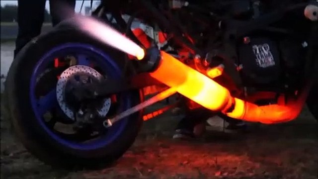 Un motard s'amuse à faire chauffer son pot à blanc... dingue