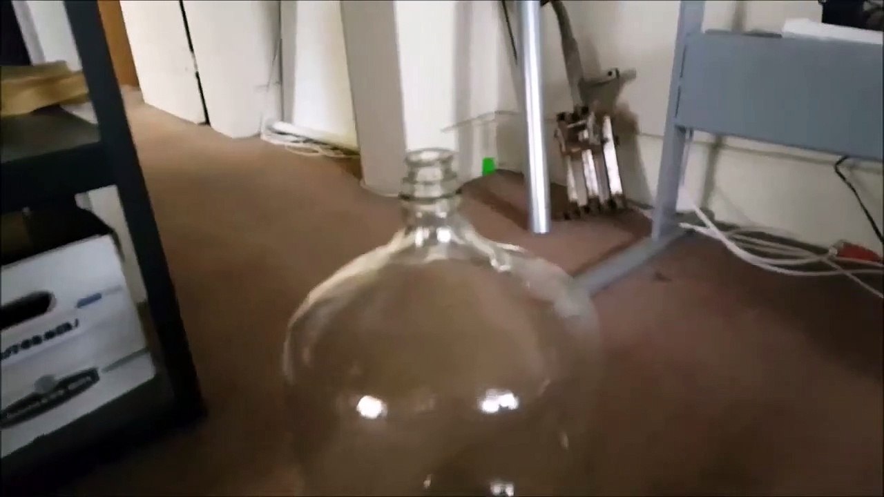 Une expérience incroyable quand  il enflamme du gaz dans une grosse bouteille