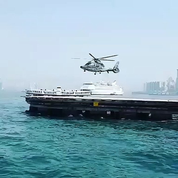 Les pales de cet hélicoptère sont figées en vol... Illusion impressionnante