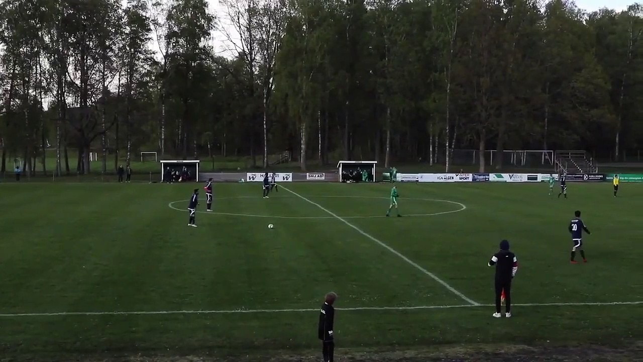 Ce joueur marque un but incroyable : retournée acrobatique après une passe du milieu du terrain de football