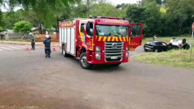 Veículo capota após colidir com outro carro, no Bairro Santa Cruz