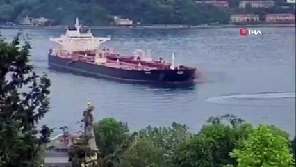 İstanbul Boğazı'nda panik anları: Ham petrol taşıyan tanker kıyıya sürüklendi