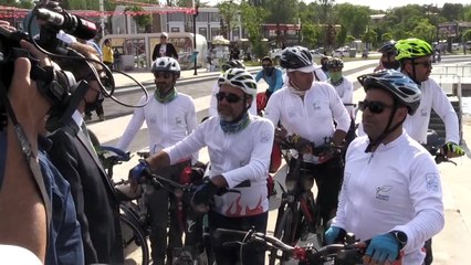 VAN - Balıklıgöl'den aldıkları suyu kirliliğe dikkati çekmek için pedal çevirerek Van Gölü'ne ulaştırdılar