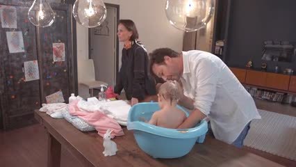 Les bons gestes du bain de bébé