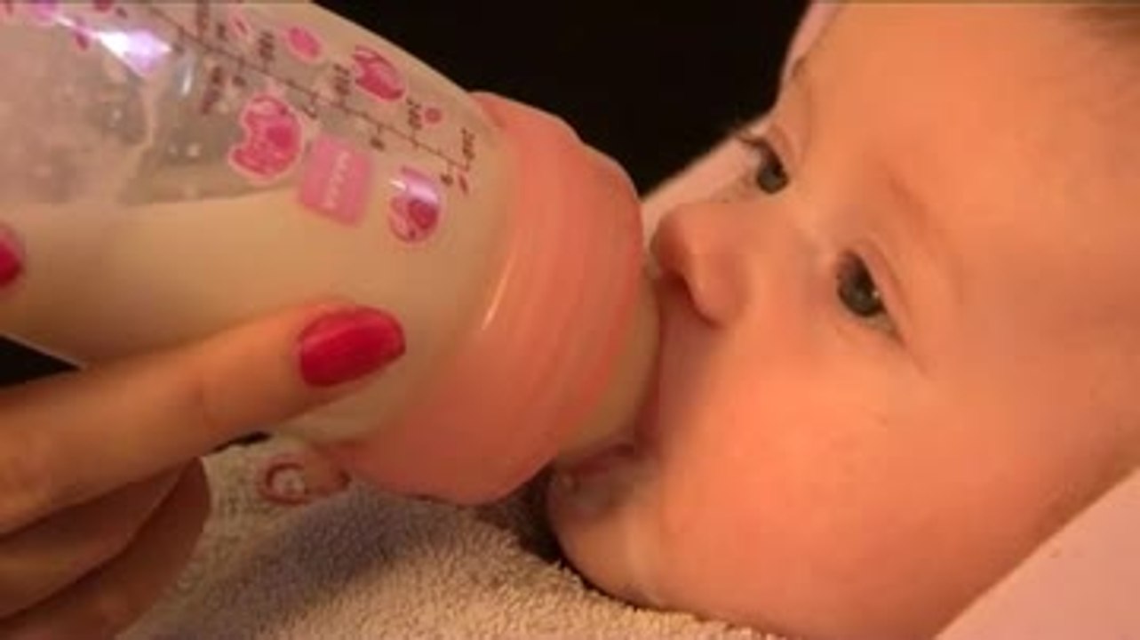 Donner le biberon à bébé
