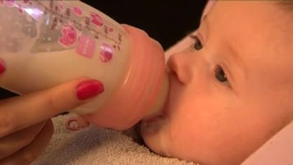 Donner le biberon à bébé
