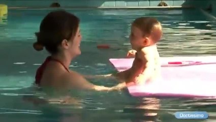 Permettre la découverte du milieu aquatique au bébé