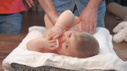 Masser le ventre de bébé