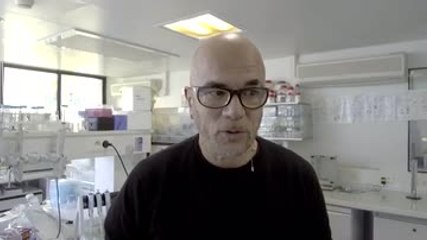 Pascal Obispo visite les laboratoires de l’AFM-Téléthon