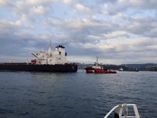 Ham petrol taşıyan tanker kıyıya sürüklendi, İstanbul Boğazı'nda trafik askıya alındı