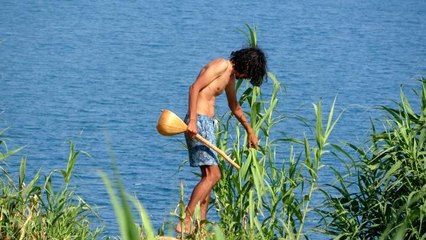 Uçurumun kıyısında eline aldığı sazla bekleyen genç polise 5 saat ecel teri döktürdü
