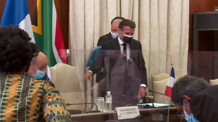 إيمانويل ماكرون في جنوب إفريقيا لبحث مكافحة كوفيد-19