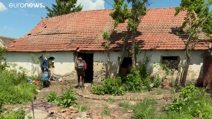 شاهد: على "طريق الفقير" المليئة بالأسلاك... مهاجرون يحاولون الدخول إلى الاتحاد الأوروبي عبر رومانيا