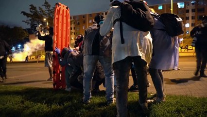 Jóvenes voluntarios llevan alivio a la línea de fuego de las protestas en Colombia
