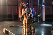 Sanfoneira cajazeirense toca com grandes nomes da música nordestina durante live ''Só Elas''