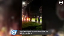 Manifestantes interditam trecho da BR 101 na Serra