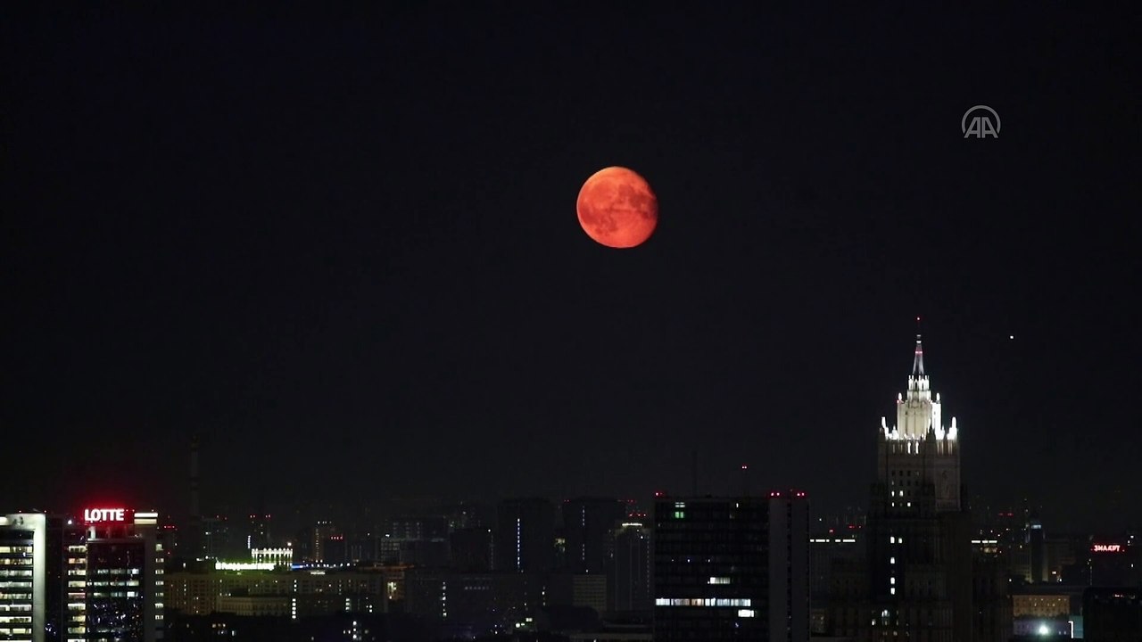 MOSKOVA - Ay, kızıl görüntüsü ile Dışişleri Bakanlığı ve Başbakanlık binaları üzerinden yükseldi