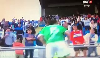 Şilili oyuncu taraftara tekme attı