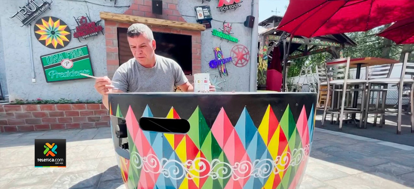 tn7-Pintor-tico-viaja-a-EE.-UU.-para-dejar-su-arte-en-un-restaurante-280521