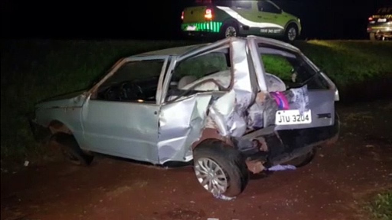 Forte colisão traseira envolve Renault Captur e Fiat Uno na BR-277, em Cascavel