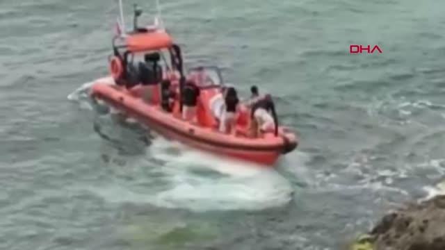 Kilyos Sahili'nde gezintiye çıkan iki genç kadın, kayalıklar üzerinde mahsur kaldı