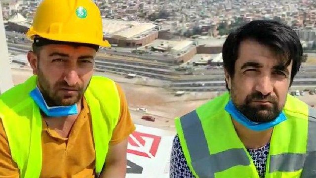 Maaşlarını alamayan işçiler, hastane çatısına çıkarak eylem yaptı