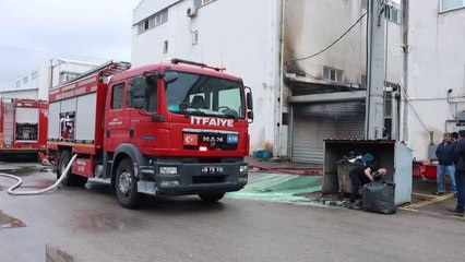 Son dakika haberleri... Mobilya fabrikasının deposunun kimyasallar bölümünde çıkan yangın söndürüldü
