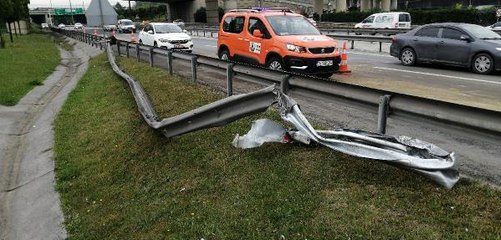 BARİYERLERE ÇARPAN TIR'DAN 200 METRE BOYUNDA YOLA YAKIT DÖKÜLDÜ