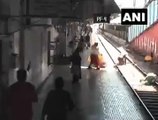 महिला को पेशी पर ले जा रही थी पुलिस, तभी आई ट्रेन और महिला ट्रैक पर कूद गई, वीडियो में देखिए आगे क्या हुआ