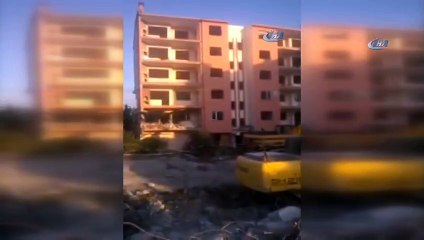 Taş atarak 5 katlı binayı yıktı